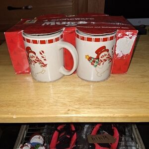 A Holday Seasons set of 4 Stoneware  Snowman mugs. Microwave and dishwasher safe